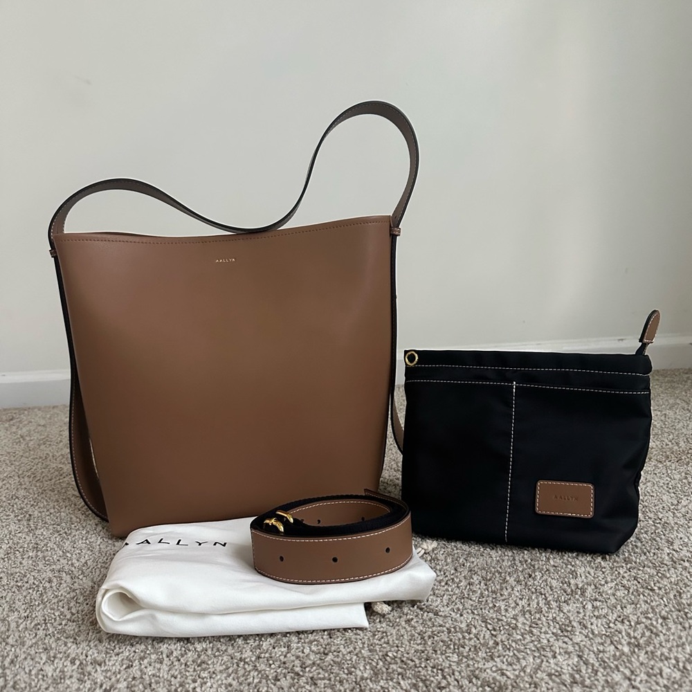 ALLYYN Jolina Bucket Tote